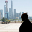 Rosyjski premier Michaił Miszustin z widokiem Szanghaju, symbolu potęgi gospodarczej Chin