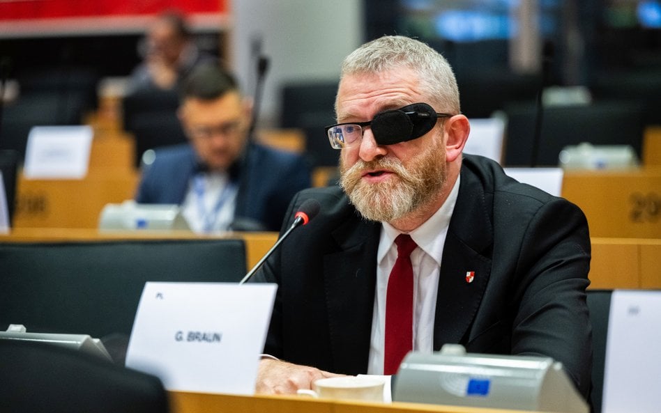 LGBT, flaga UE i pomówienie Muzeum Żydów Polskich. Grzegorz Braun usłyszał zarzuty