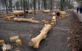 Nowy plac zabaw dla dzieci na Targówku budzi skojarzenia z wybiegiem dla psów