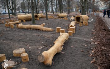 Nowy plac zabaw dla dzieci na Targówku budzi skojarzenia z wybiegiem dla psów