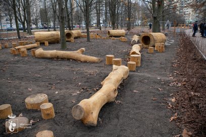 Nowy plac zabaw dla dzieci na Targówku budzi skojarzenia z wybiegiem dla psów