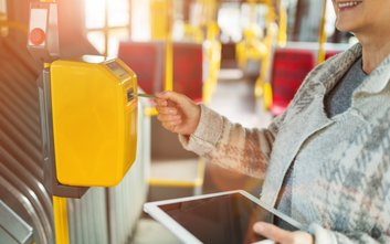 Komunikacja miejska w Warszawie: Na jakie ulgi mogą liczyć seniorzy?