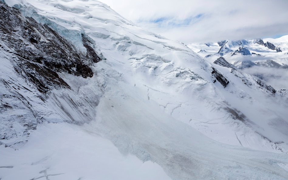 Lawina lodowca Trift w ośrodku narciarskim Hohsaas nad miejscowością Saas-Grund, 2017 r..