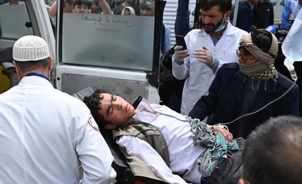 To kolejny w ostatnim czasie zamach w Afganistanie. Na zdjęciu: pomoc udzielana rannemu po ataku na 