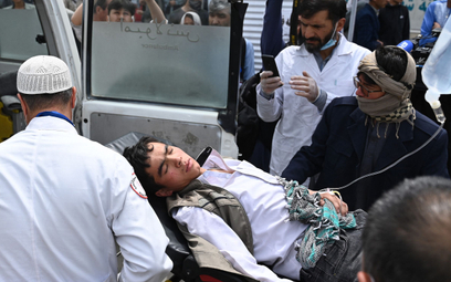 To kolejny w ostatnim czasie zamach w Afganistanie. Na zdjęciu: pomoc udzielana rannemu po ataku na 