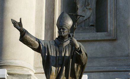 Wandale w alei Jan Pawła II. Zmieniono nazwę ulicy i szkoły