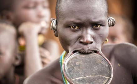 Warga z wplecionym w nią pokaźnym talerzem to specjalność kobiet znad jeziora Czad