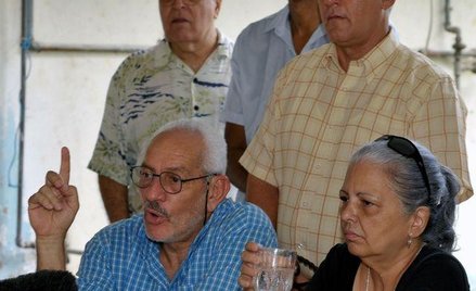 Grupa opozycjonistów kubańskich podczas konferencji prasowej w Hawanie