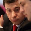 Młode wilki gryzą się po kostkach