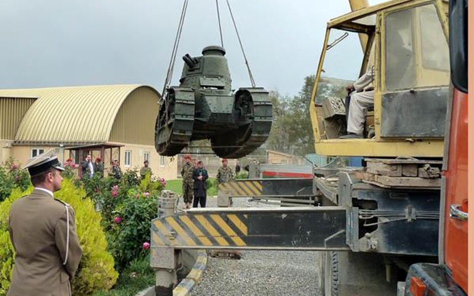 FT-17 w bazie Bagram, gotowy do powrotu