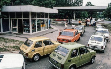 Stacja benzynowa w latach 80. na zdjęciu Chrisa Niedenthala; cena wyw. 1,5 tys. zł