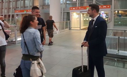 Patryk Jaki na lotnisku Okęcie przed wylotem do Sofii