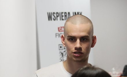 Prowadzący zbiórkę influencer Piotr „Łatwogang” Garkowski