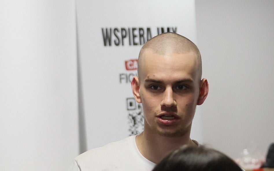 Prowadzący zbiórkę influencer Piotr „Łatwogang” Garkowski