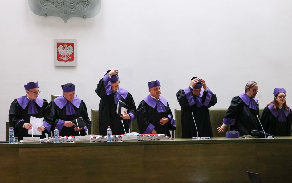 Sędziowie TS na sali rozpraw w siedzibie Sądu Najwyższego w Warszawie 3 września