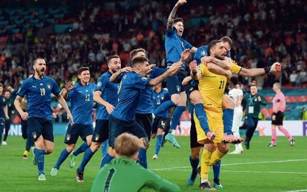 Gianluigi Donnarumma w objęciach kolegów