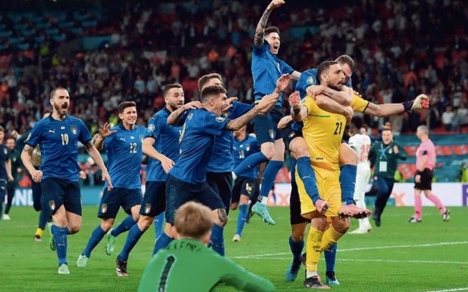 Gianluigi Donnarumma w objęciach kolegów