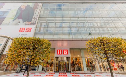 Warszawski sklep Uniqlo powstał w centrum Warszawy, obok sklepów innych czołowych marek odzieżowych 