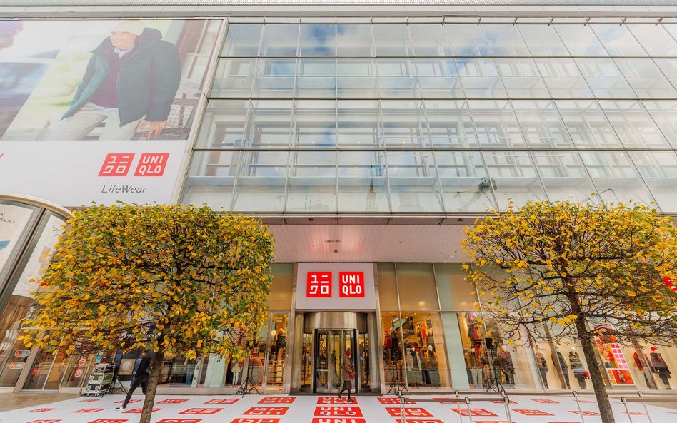 Warszawski sklep Uniqlo powstał w centrum Warszawy, obok sklepów innych czołowych marek odzieżowych 