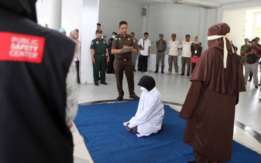 W indonezyjskiej prowincji Aceh za cudzołóstwo już dziś grozi chłosta
