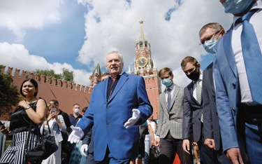 Władimir Żyrinowski (w środku), przywódca Liberalno-Demokratycznej Partii Rosji (LDPR) na placu Czer