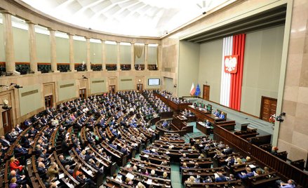 Sondaż: Klub PiS wciąż z samodzielną większością