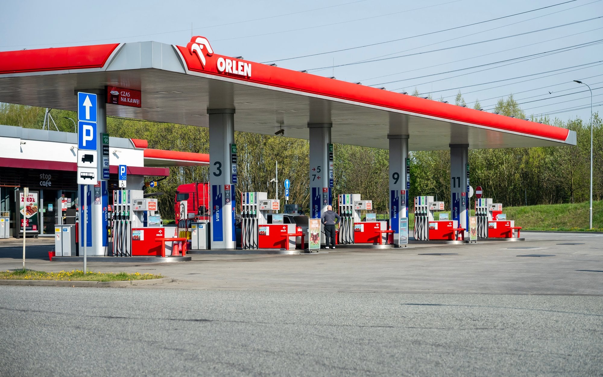 Zarobki na stacjach Orlen. Tyle płacą kasjerom w różnych regionach