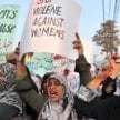 W Pakistanie wciąż trwają protesty przeciwko przemocy wobec kobiet po tym, jak przed budynkiem sądu 