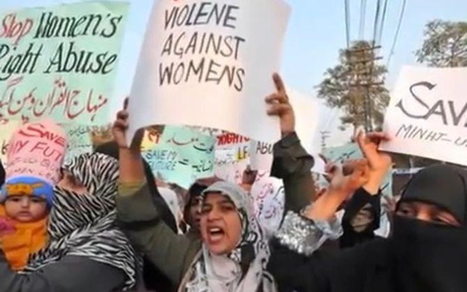 W Pakistanie wciąż trwają protesty przeciwko przemocy wobec kobiet po tym, jak przed budynkiem sądu 
