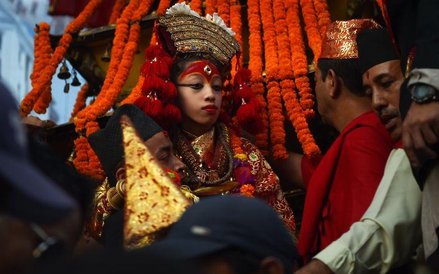„Ciągnij!” - znów pada histeryczna komenda. Wóz zaczyna się lekko kołysać. Kapłani siedzący na platf