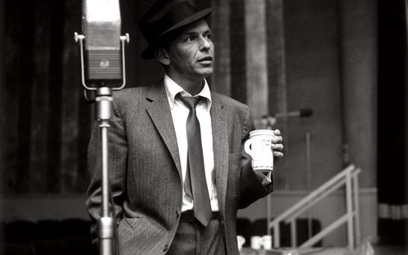 Frank Sinatra w nieodłącznym kapeluszu. Takie same noszą bohaterowie serial „Mad Men”