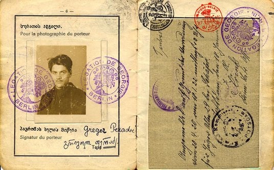 Paszport Republiki Gruzji, nieistniejącego wówczas państwa. Dzięki temu paszportowi podróżował po Eu