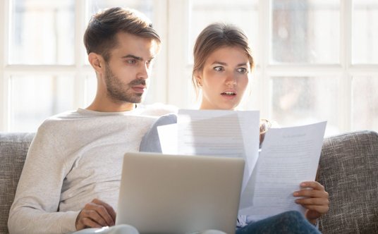 Większość kredytów bankowych oparta jest na zmiennej stopie procentowej, zatem wzrost oficjalnych st