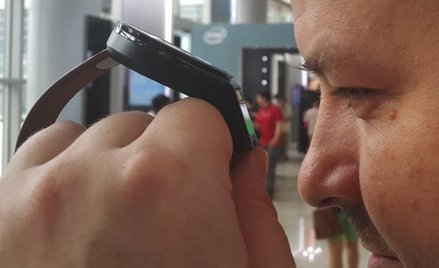 Smartwatch wyposażony w system wirtualnie powiększający ekran, pozwala na oglądanie filmów