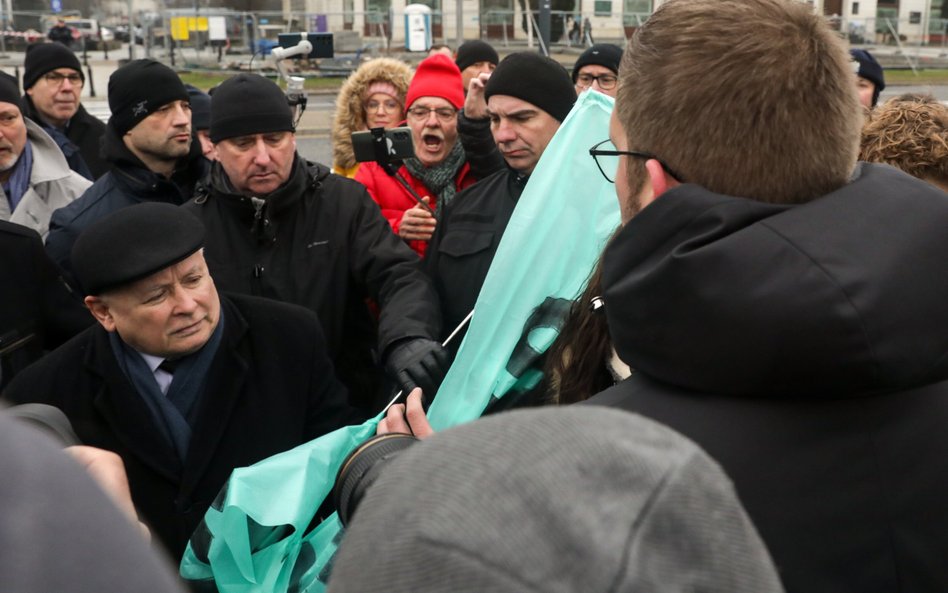 Prezes PiS Jarosław Kaczyński podczas konfrontacji z uczestnikami pikiety w trakcie uroczystości na 