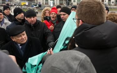 Prezes PiS Jarosław Kaczyński podczas konfrontacji z uczestnikami pikiety w trakcie uroczystości na 