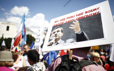Manifestanci krytykowali planowane przez PiS wzmocnienie roli Zbigniewa Ziobry.