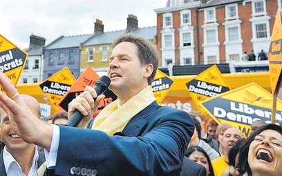 Lider Liberalnych Demokratów Nick Clegg prowadzi intensywną kampanię wyborczą. Wspiera go żona (z pr