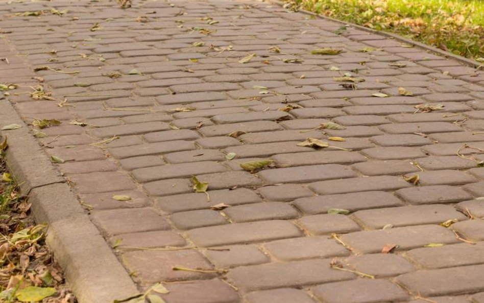 Sąd: gmina odpowiada za wystającą kostkę na ulicy