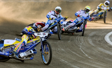 Bartosz Zmarzlik (kask czerwony) i Rafał Karczmarz (niebieski) z Moje Bermudy Stali Gorzów oraz Grig