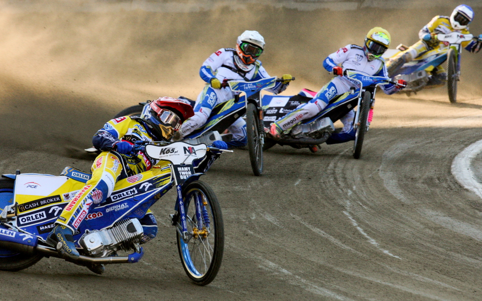 Bartosz Zmarzlik (kask czerwony) i Rafał Karczmarz (niebieski) z Moje Bermudy Stali Gorzów oraz Grig