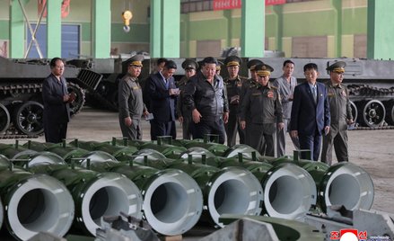 Kim Dzong Un w czasie inspekcji w zakładach produkujących artylerię