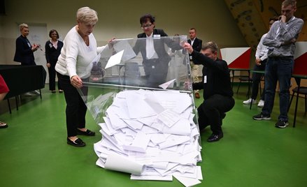 Polacy nie są zmęczeni duopolem. Przed czterema laty na PiS i PO oddano łącznie 71 proc. ważnie odda