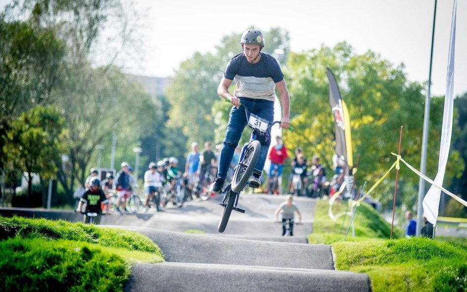 Pumptrack  to doskonałe miejsce  dla jeżdżących na rowerze, deskorolce, rolkach  i hulajnogach.