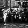 Horthy na białym koniu i panowie szlachta węgierska w historycznych żupanach. Ojczyzna na mokrym bud
