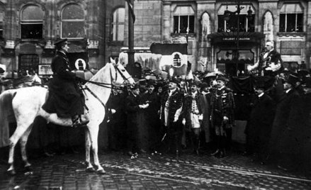 Horthy na białym koniu i panowie szlachta węgierska w historycznych żupanach. Ojczyzna na mokrym bud