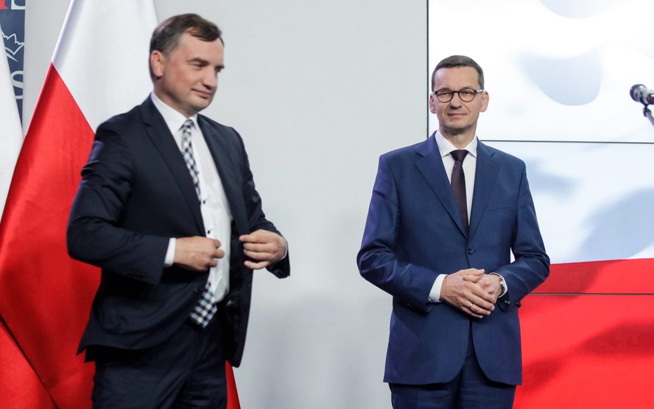 Choć Zbigniew Ziobro i Mateusz Morawiecki toczą zaciekły spór w sprawie KPO, to jednak wciąż zakłada