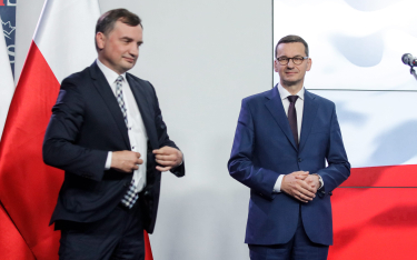 Choć Zbigniew Ziobro i Mateusz Morawiecki toczą zaciekły spór w sprawie KPO, to jednak wciąż zakłada