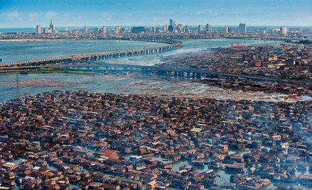 W drodze z lotniska do centrum Lagos trzeba przejechać przez Third Mainland Bridge, bardzo długi mos