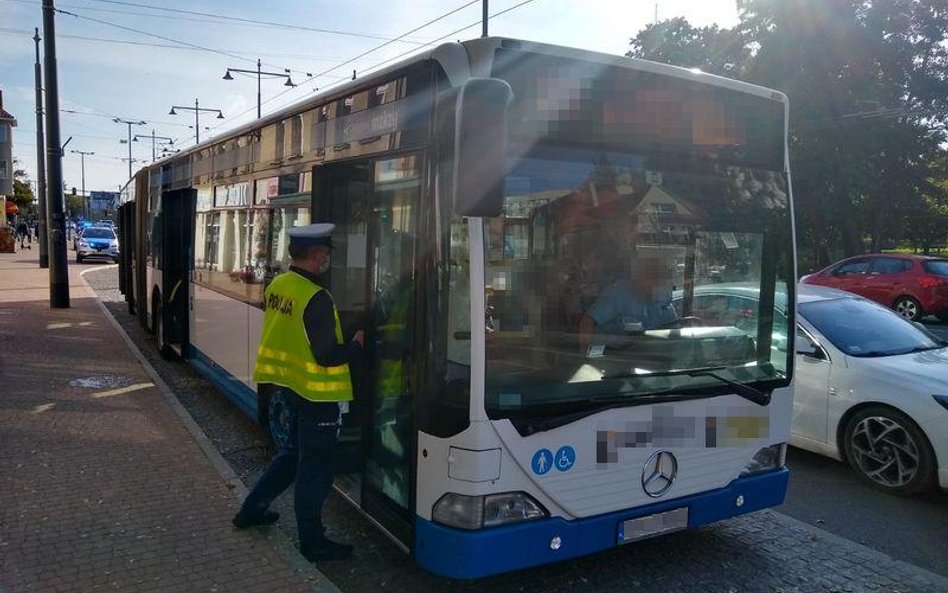 Tylko jednego dnia sopocka policja wystawiła pięć mandatów za brak maseczek w komunikacji miejskiej.